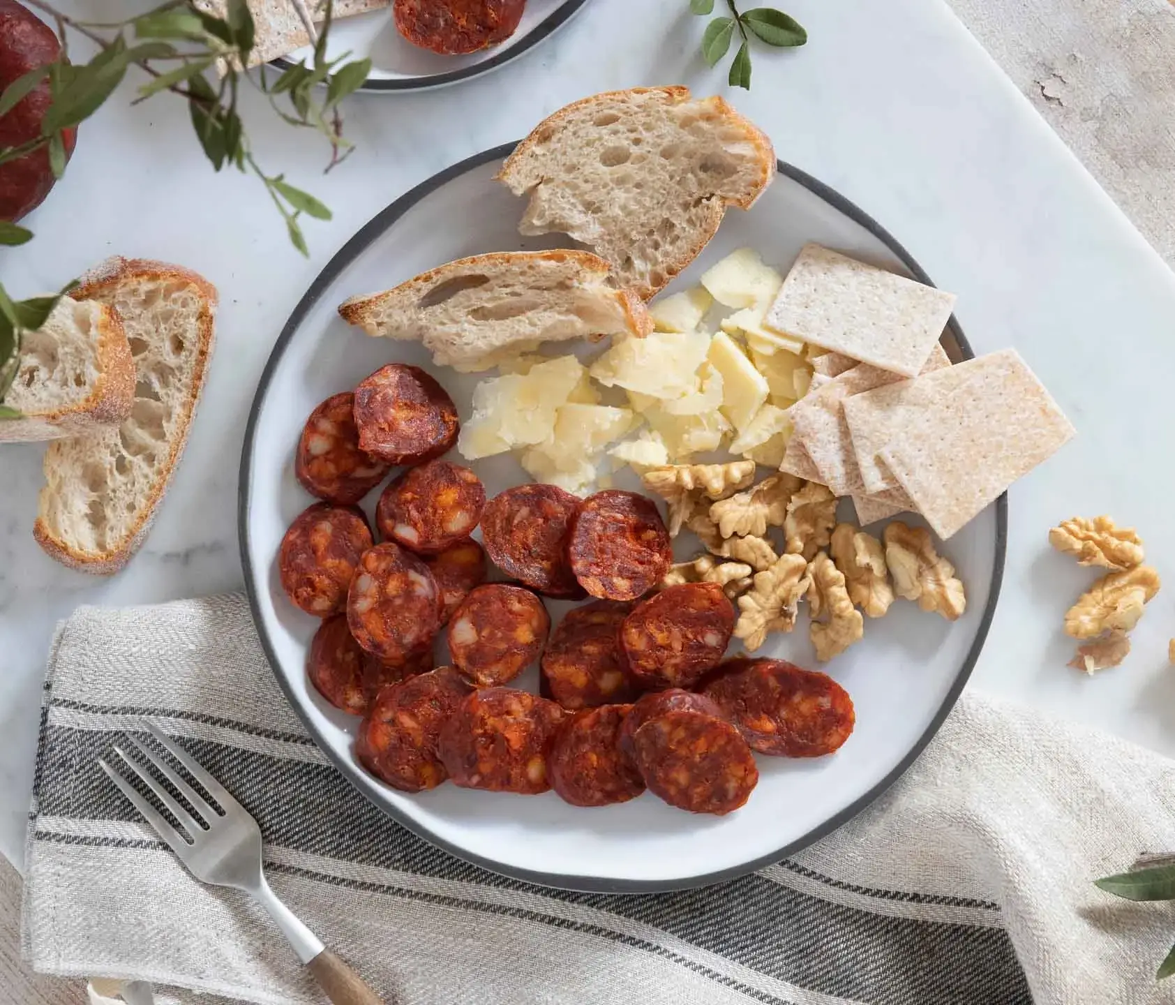Plato de chorizo con frutos secos